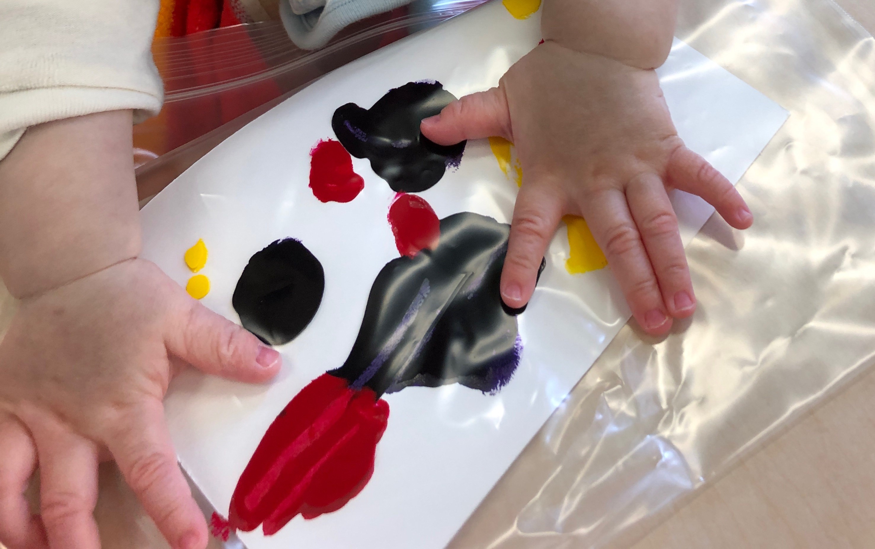 ソラスト中村橋保育園☆0歳児 フィンガーペイント｜保育サービス ソラスト